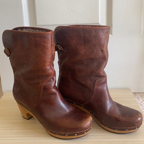 UGG Shoes - Women’s Ugg Lynnea ankle boots size 6